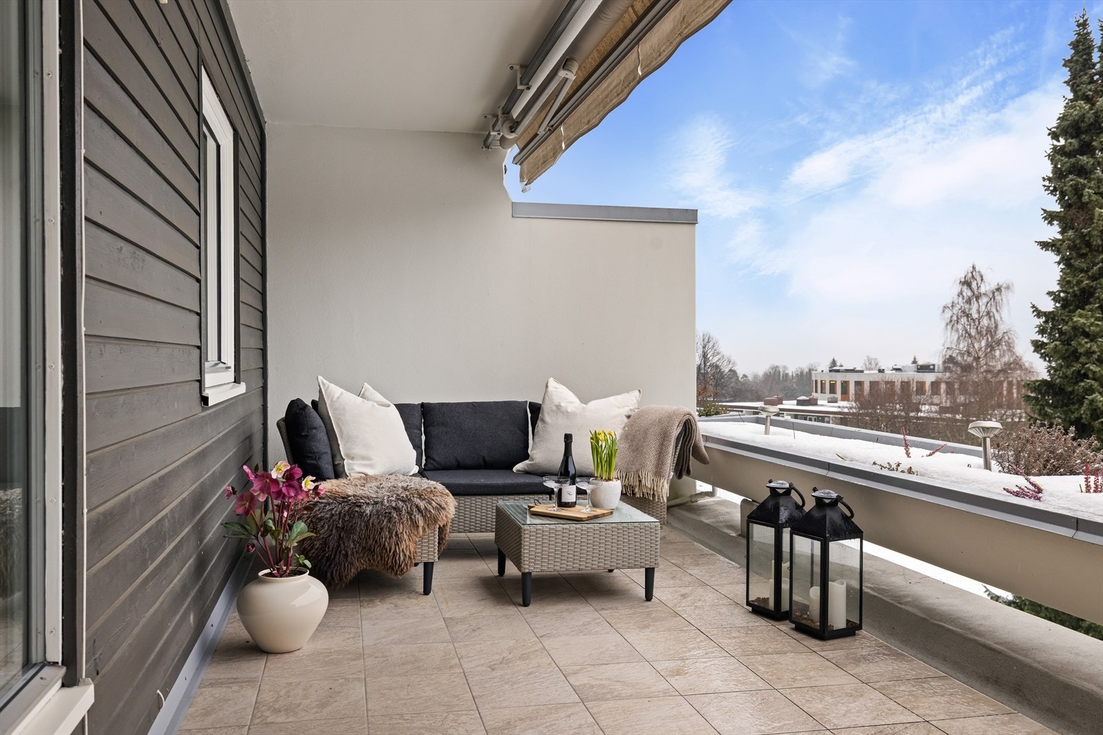 Terrassen på ca. 14 m² med svært gode møbleringsmuligheter Galleribilde