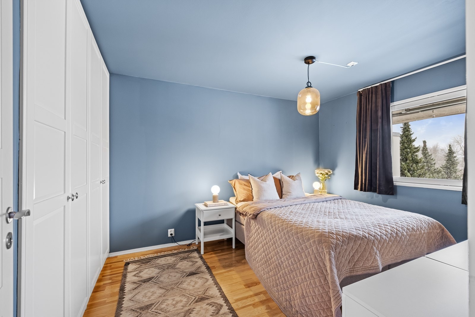 Soverommet har god plass til dobbeltseng , nattbord og øvrig møblement Galleribilde