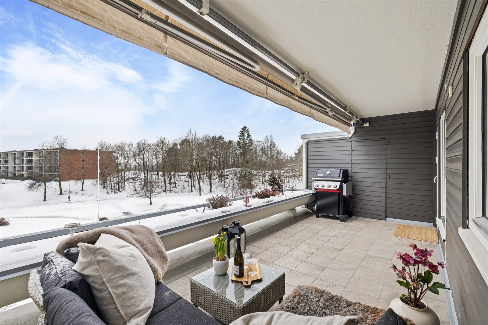 Leiligheten har veldig god intern beliggenhet med luftig utsyn. Tilgang til utvendig bod Galleribilde