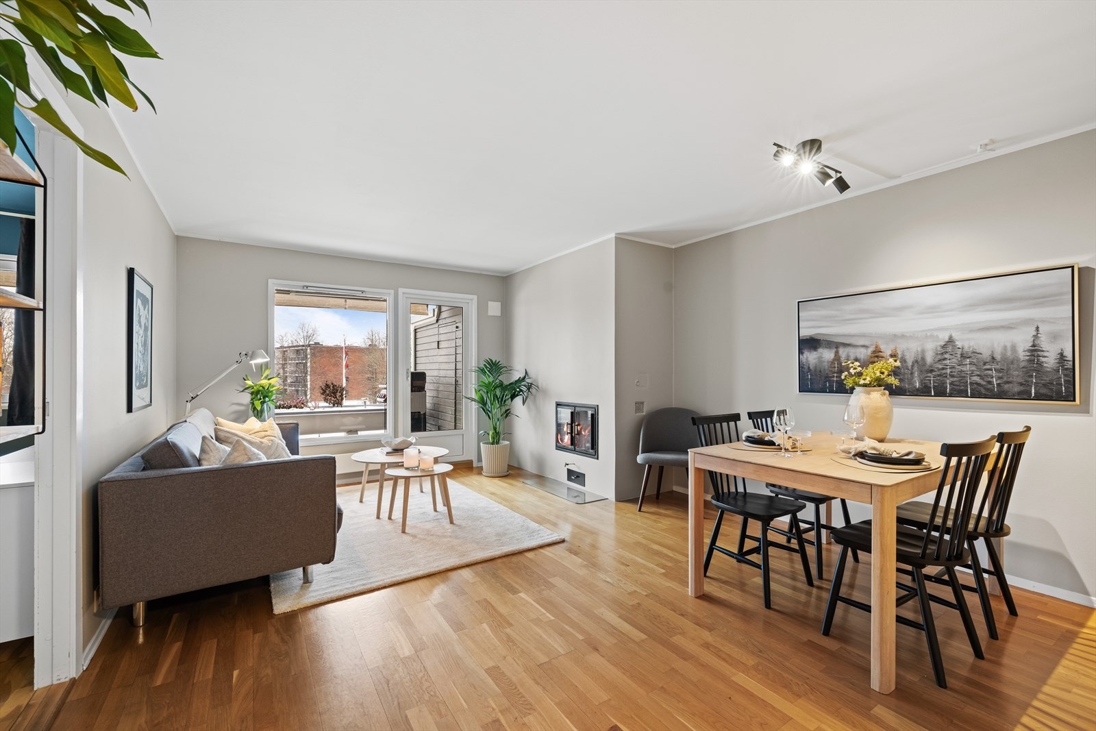 Stuen er lys og innbydende med malte overflater og trestavs parkett på gulv Galleribilde