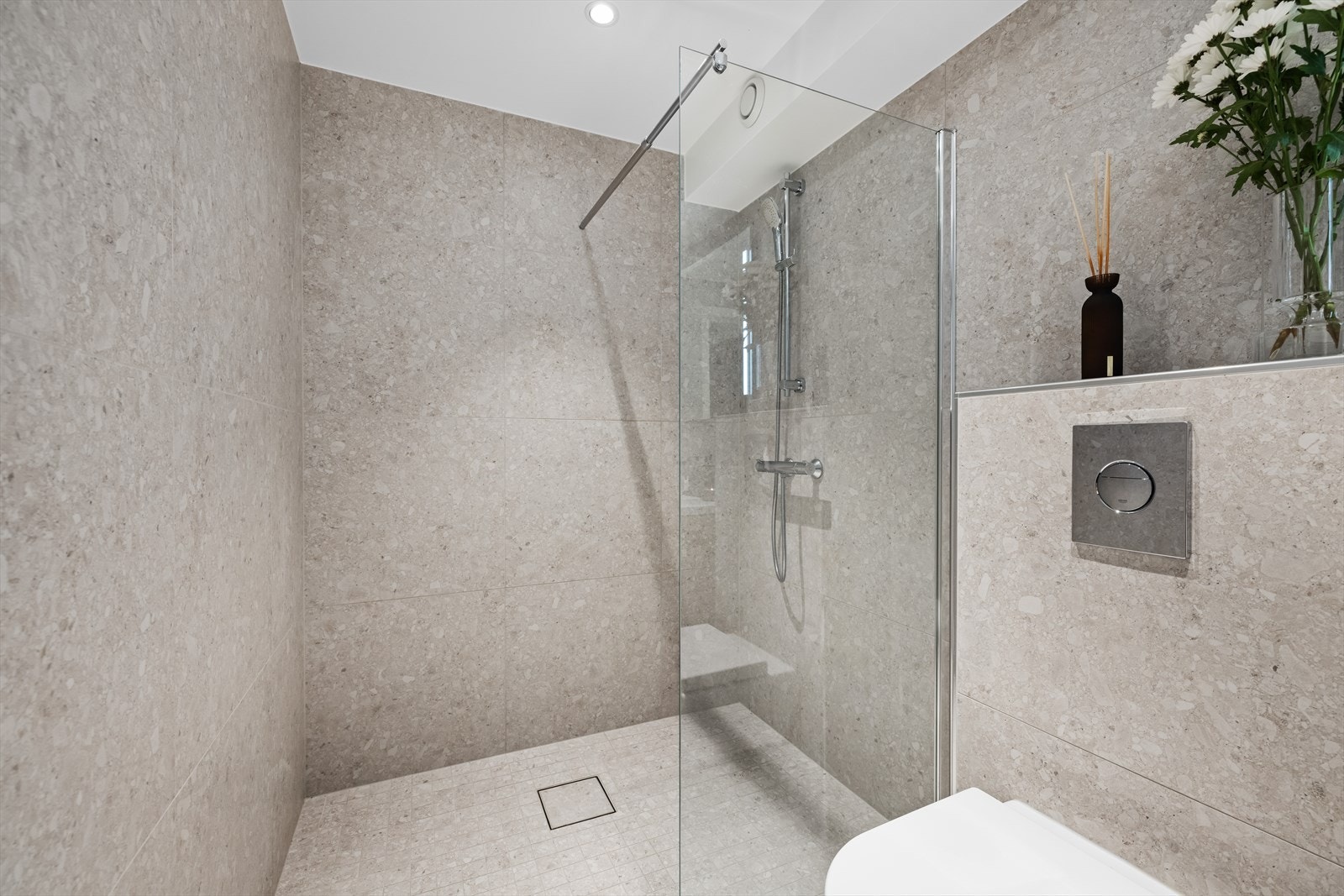 Dusjsone på gulv avskjermet med fast glassfelt Galleribilde