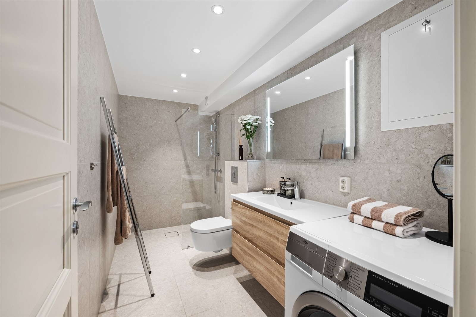 Lekkert flislagt baderom fra 2022 med delikate material- og fargevalg, samt varme i gulv Galleribilde