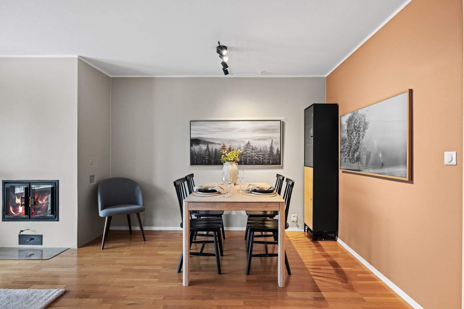 Stuen har en sosial utforming hvor spiseplass og stue glir naturlig sammen Galleribilde