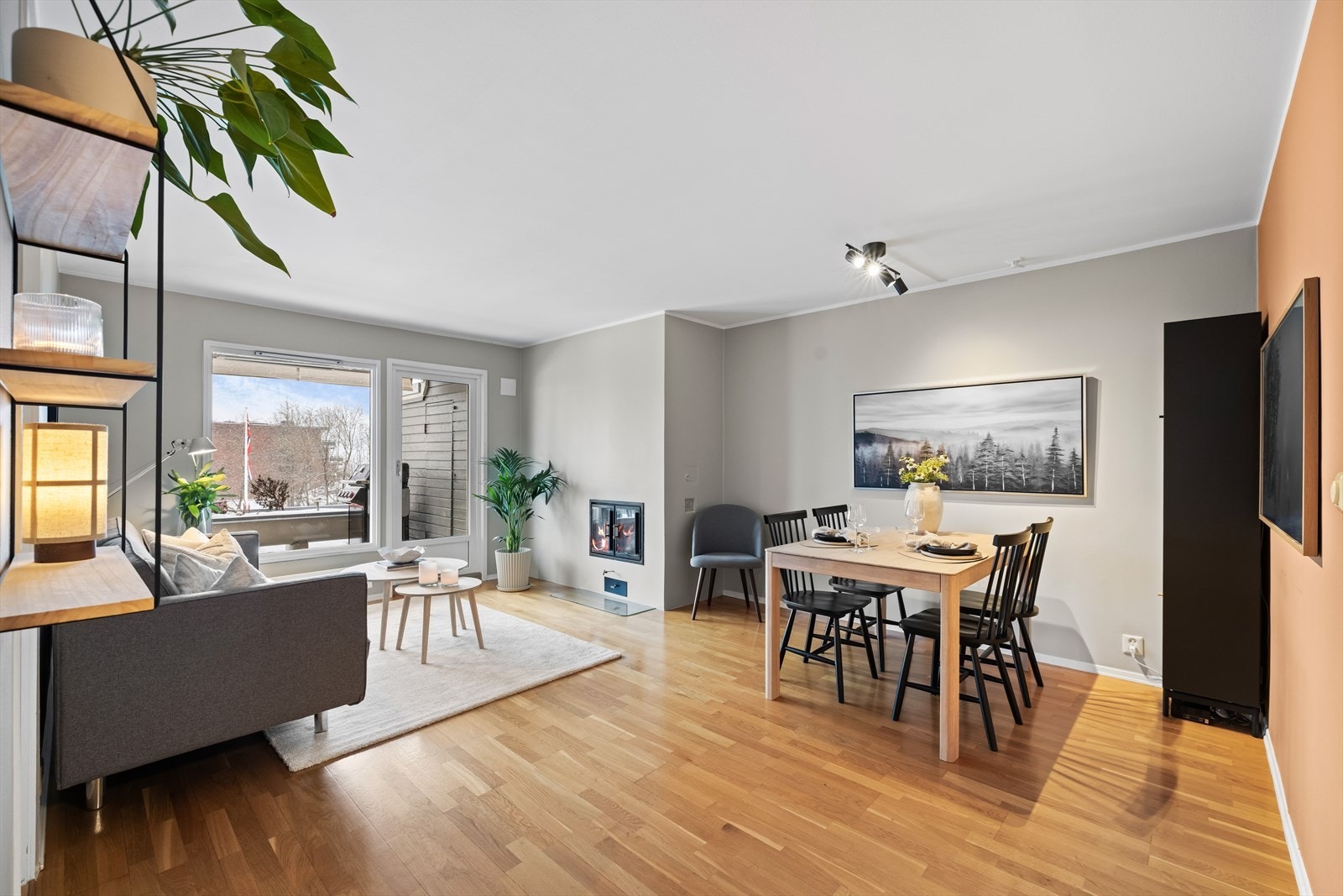 Store vindusflater slipper inn rikelig med dagslys Galleribilde