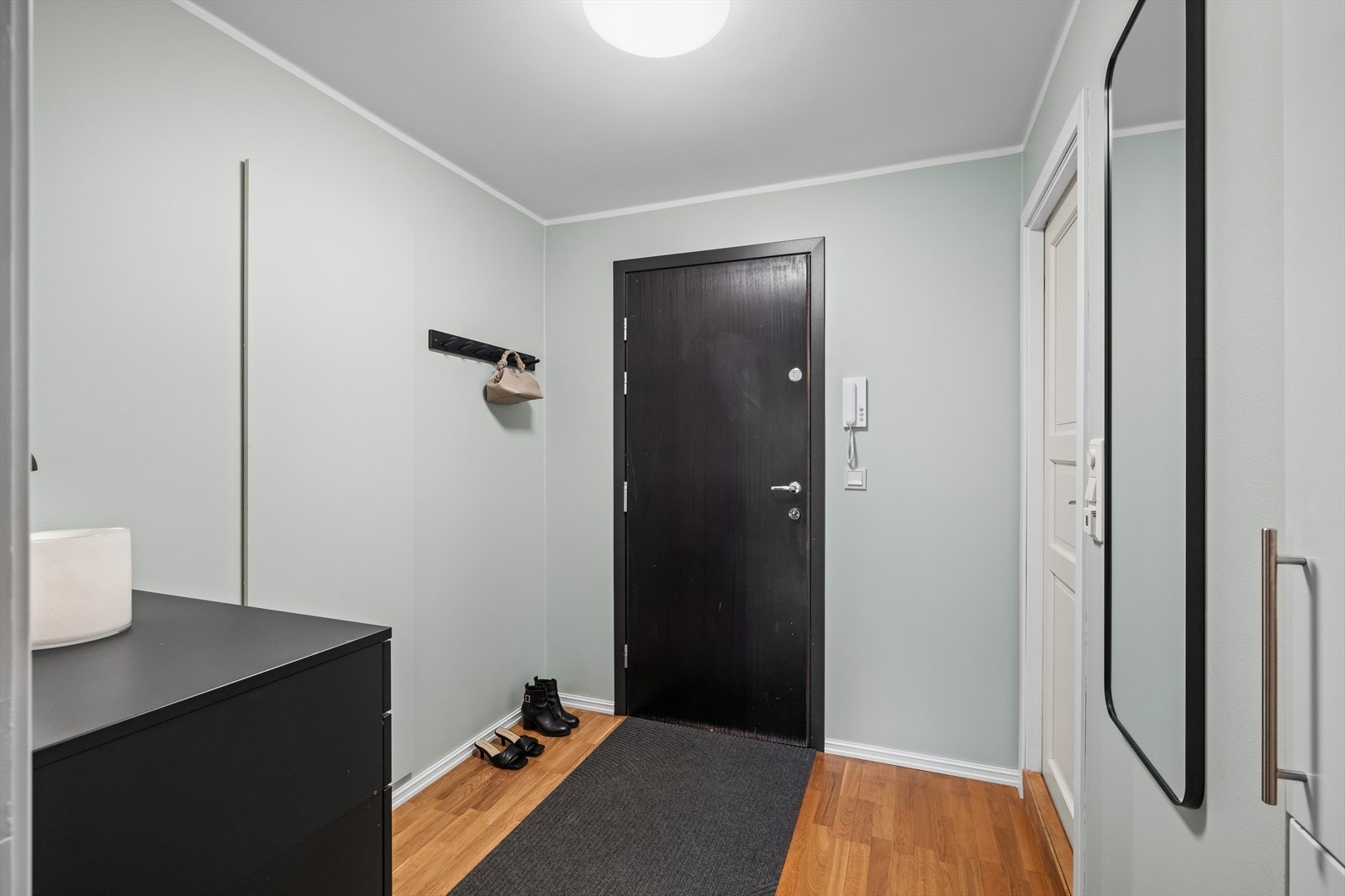 Romslig entré Galleribilde