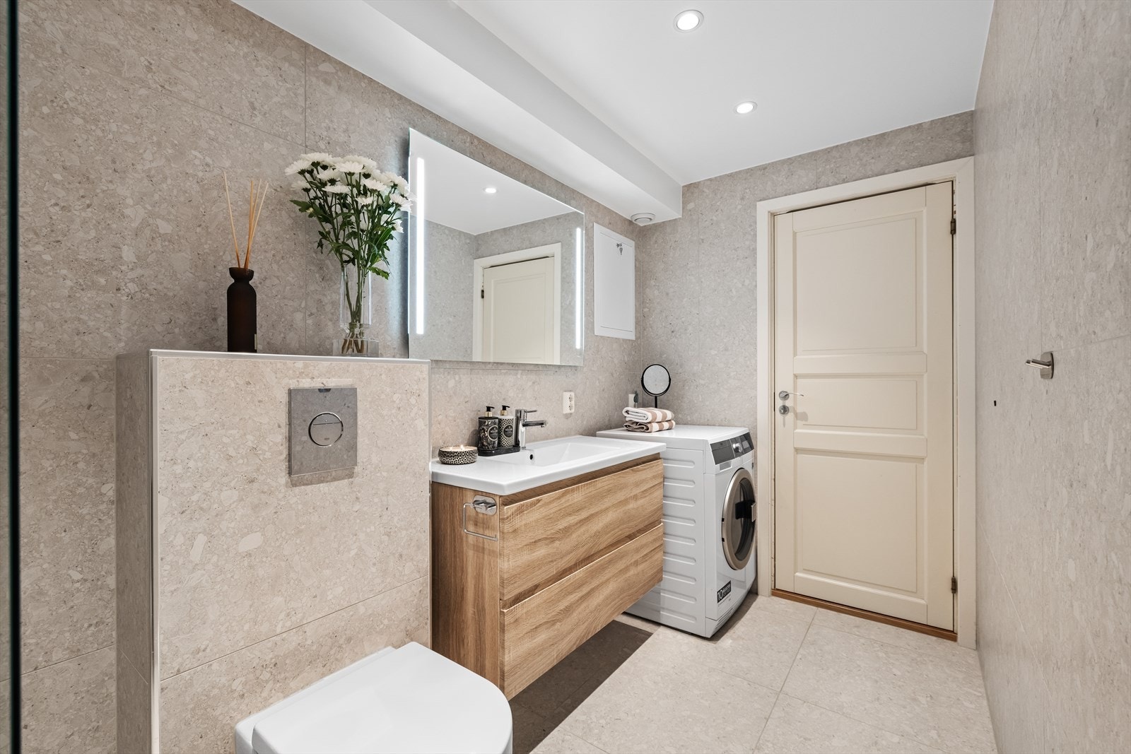 Innredning med nedfelt servant, underskap og speil på vegg. Vegghengt toalett Galleribilde