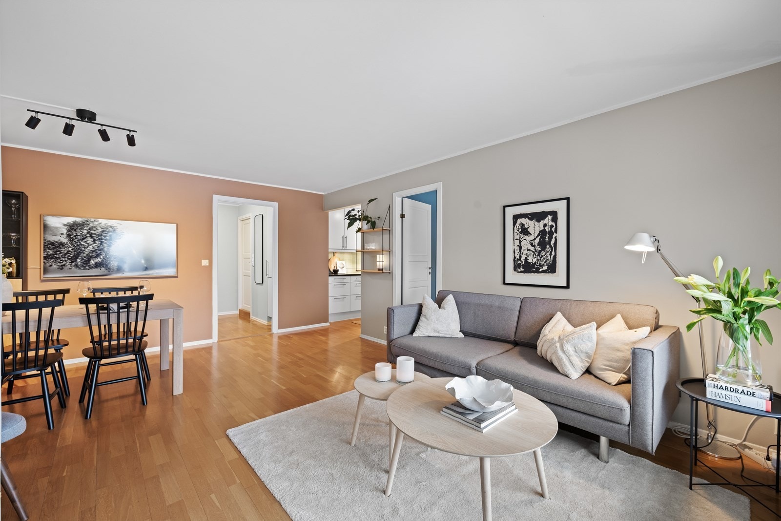 Fra oppholdsrommet er det en naturlig overgang til kjøkkenet Galleribilde