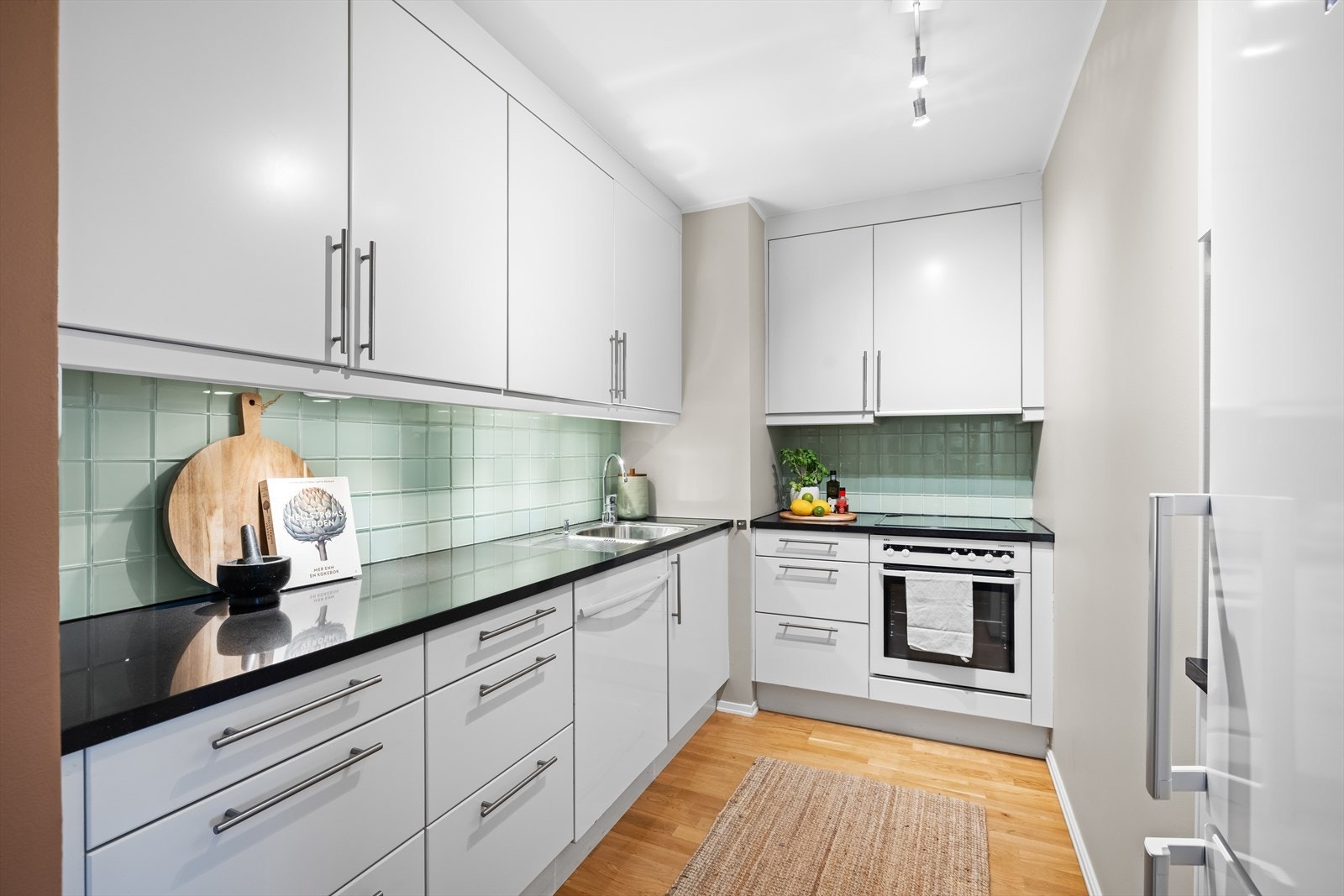 Kjøkkenet er utstyrt med integrert koketopp og stekeovn, og har opplegg for oppvaskmaskin Galleribilde