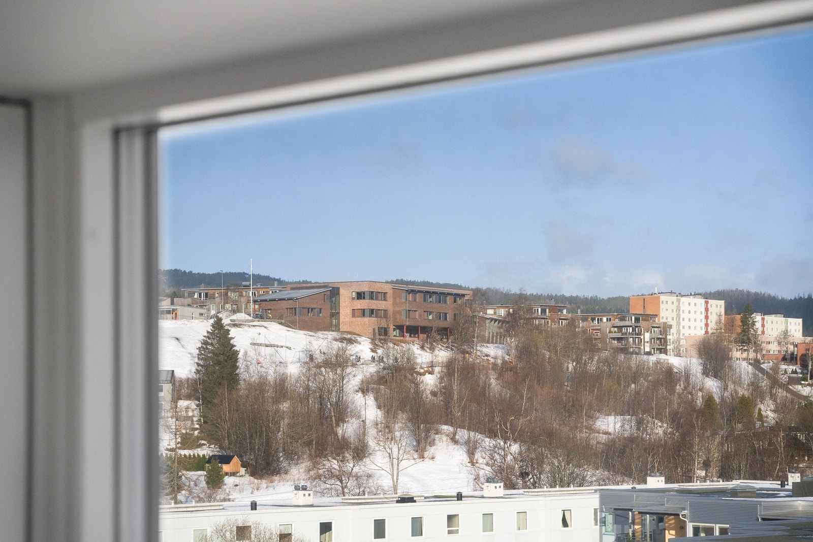 Flott utsikt fra leiligheten mot Nyborg skole og omkringliggende bebyggelse/grøntområder. Galleribilde