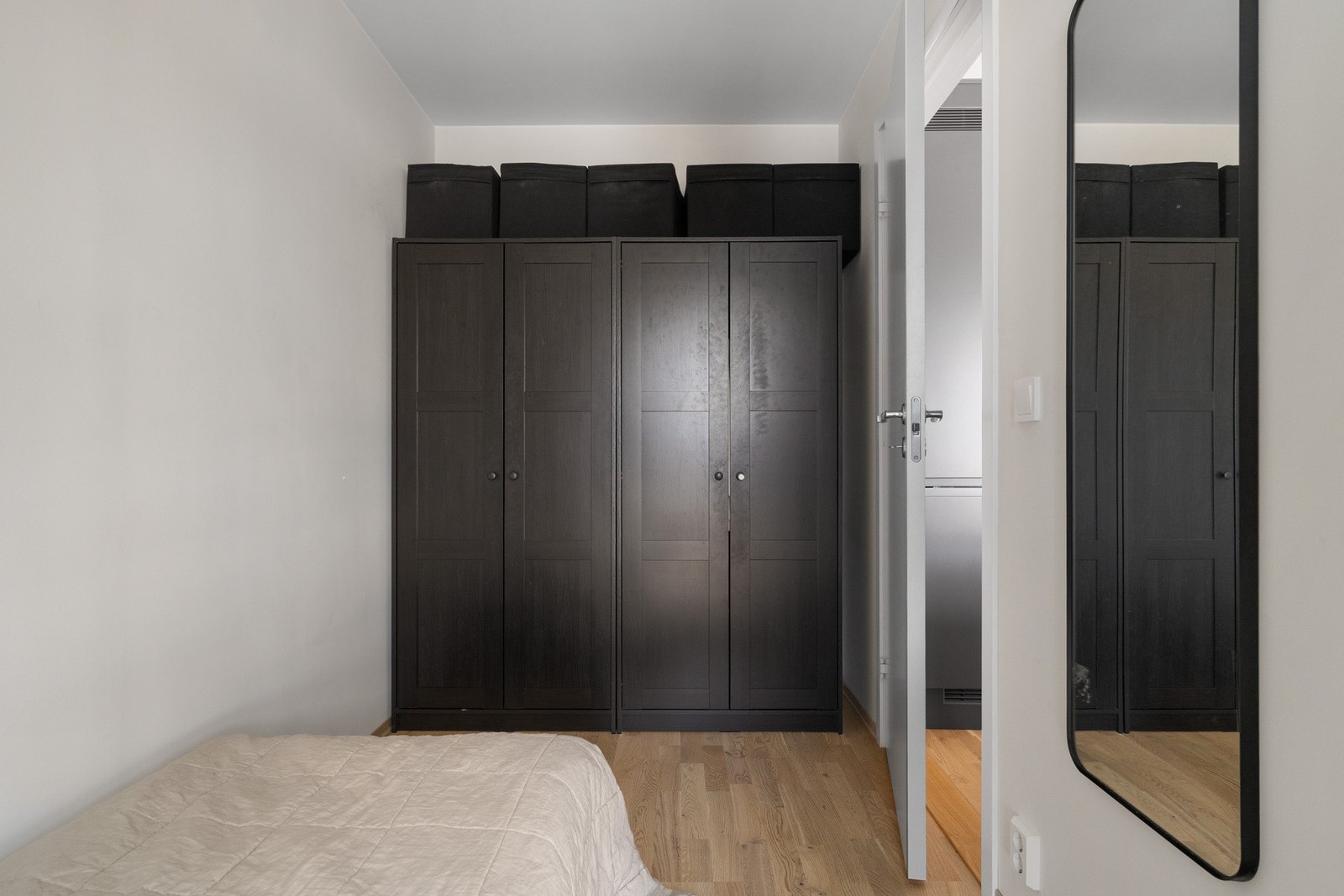 Soverommet har doble garderobeskap og god takhøyde som gir ekstra oppbevaringsmuligheter. Galleribilde