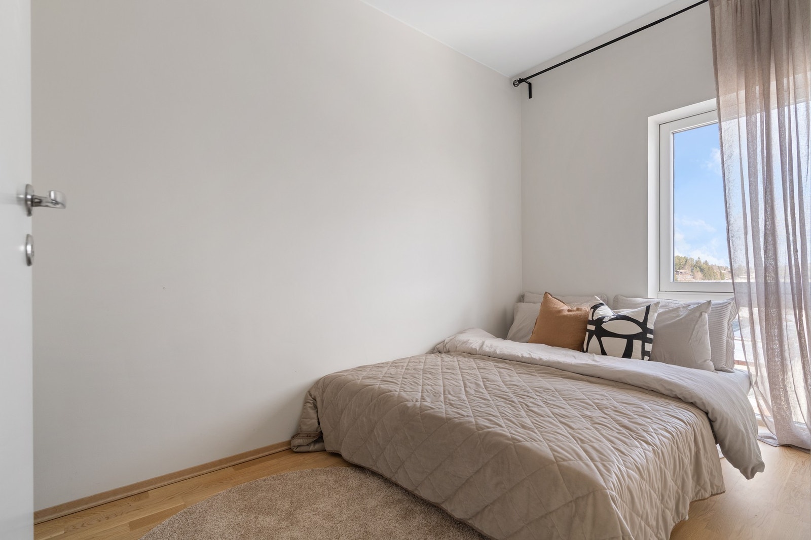 Lyst og innbydende hovedsoverom på 7,5 kvm, med god plass til dobbeltseng og tilhørende møblement. Galleribilde