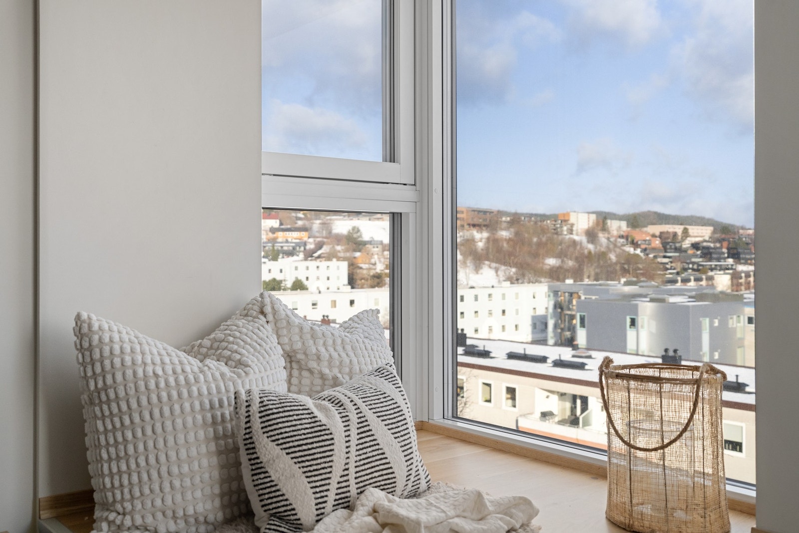 Stemningsfull sitteplass i karnappet. Et perfekt sted å nyte morgenkaffen eller slappe av med utsikt over omgivelsene. Galleribilde