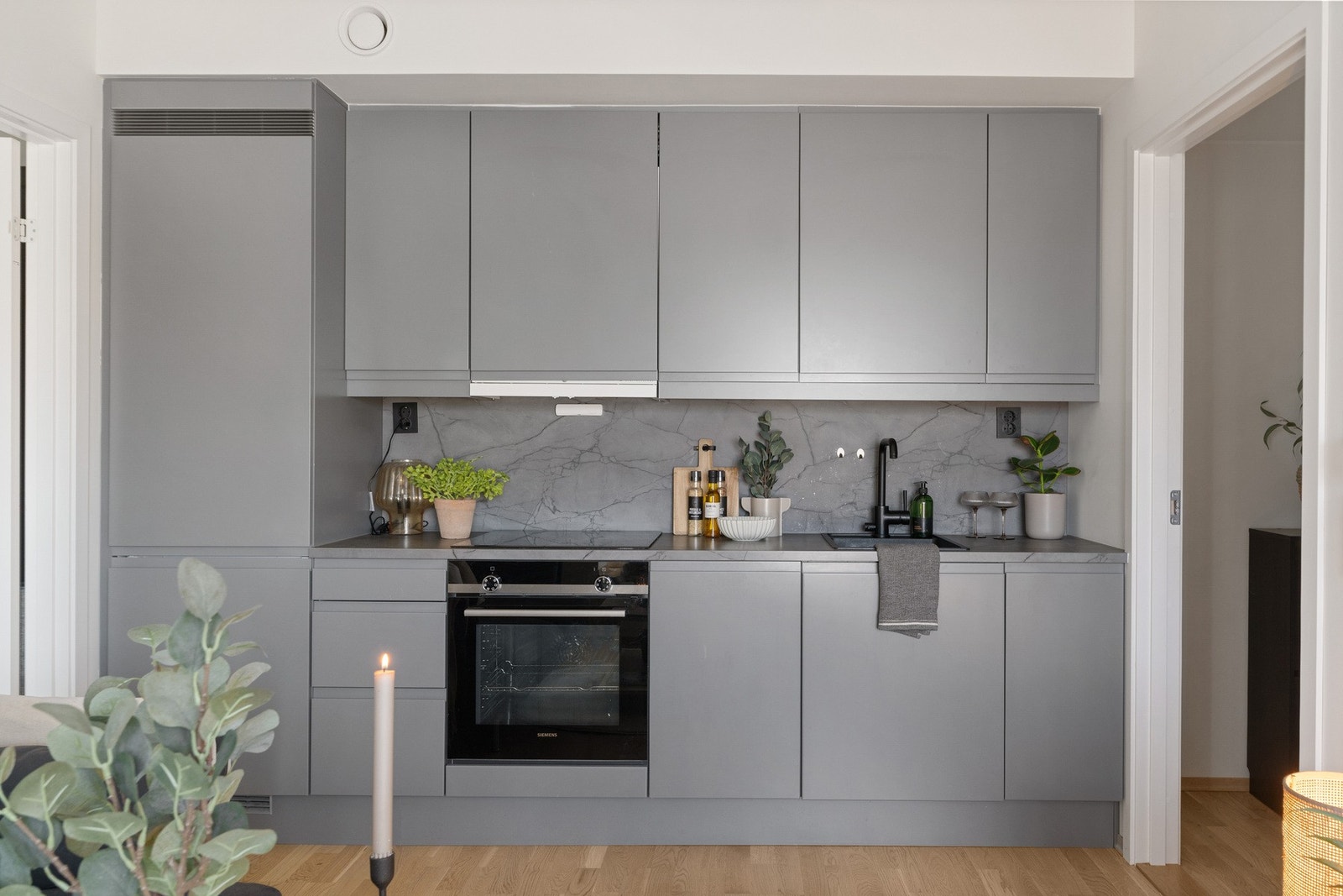 Pent og praktisk kjøkken med integrerte hvitevarer. Galleribilde