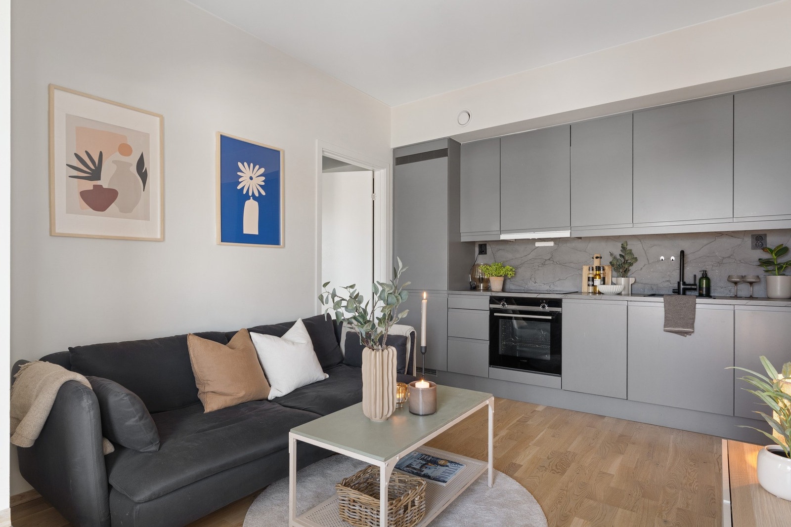 Åpen og sosial stue- og kjøkkenløsning som gir en god romfølelse. Galleribilde