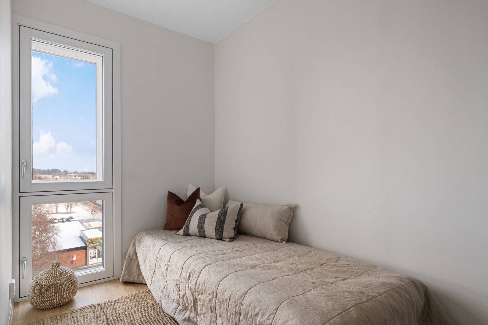 Lyst og hyggelig soverom 2 på 6,5 kvm. Dette kan med enkle grep innlemmes i stuen. Galleribilde