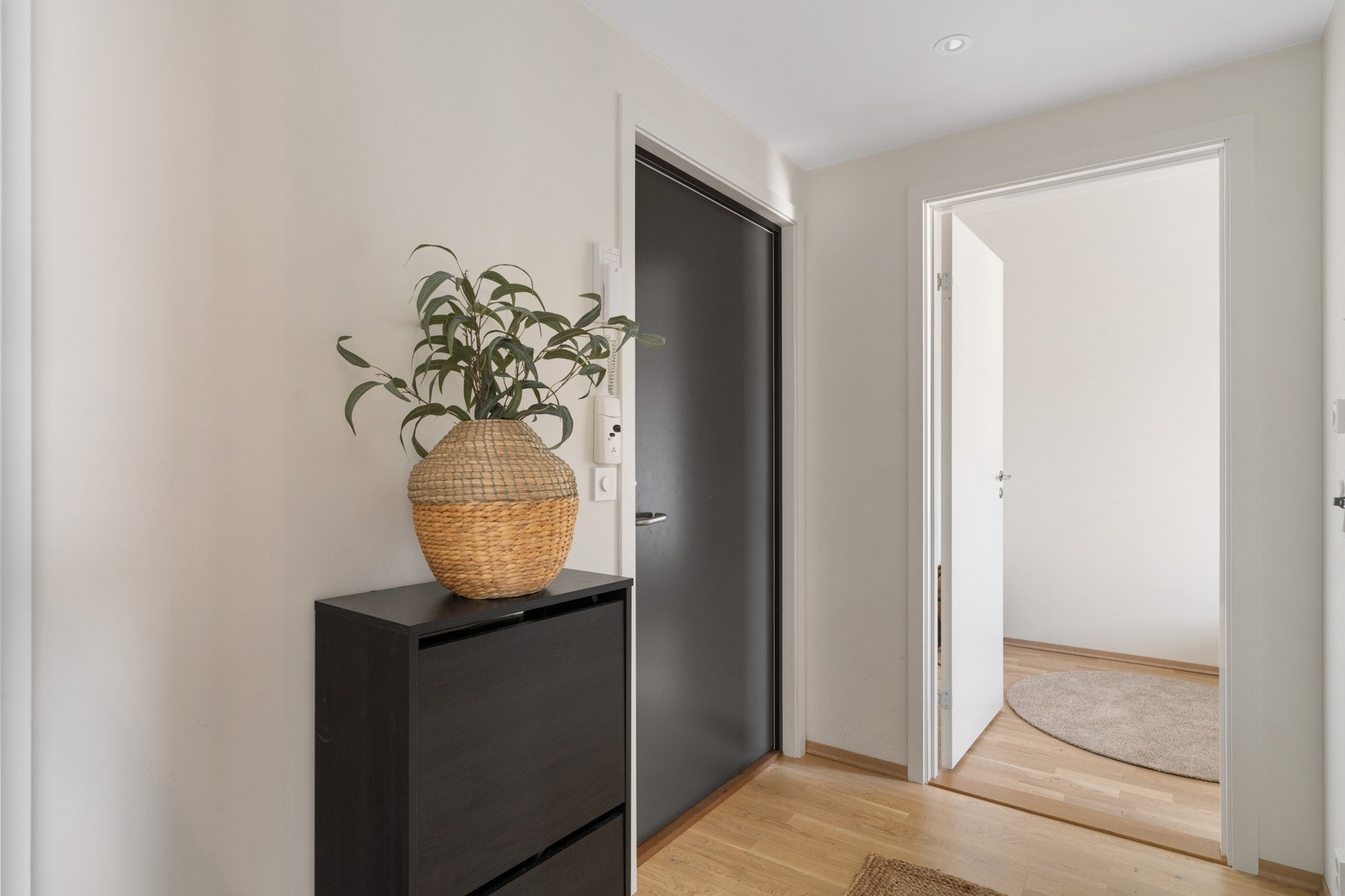 Romslig gang/entré med rom for garderobeløsning. Galleribilde