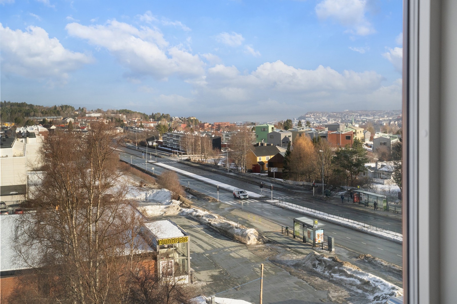 2 butikker og Metrobuss rett utenfor. Galleribilde