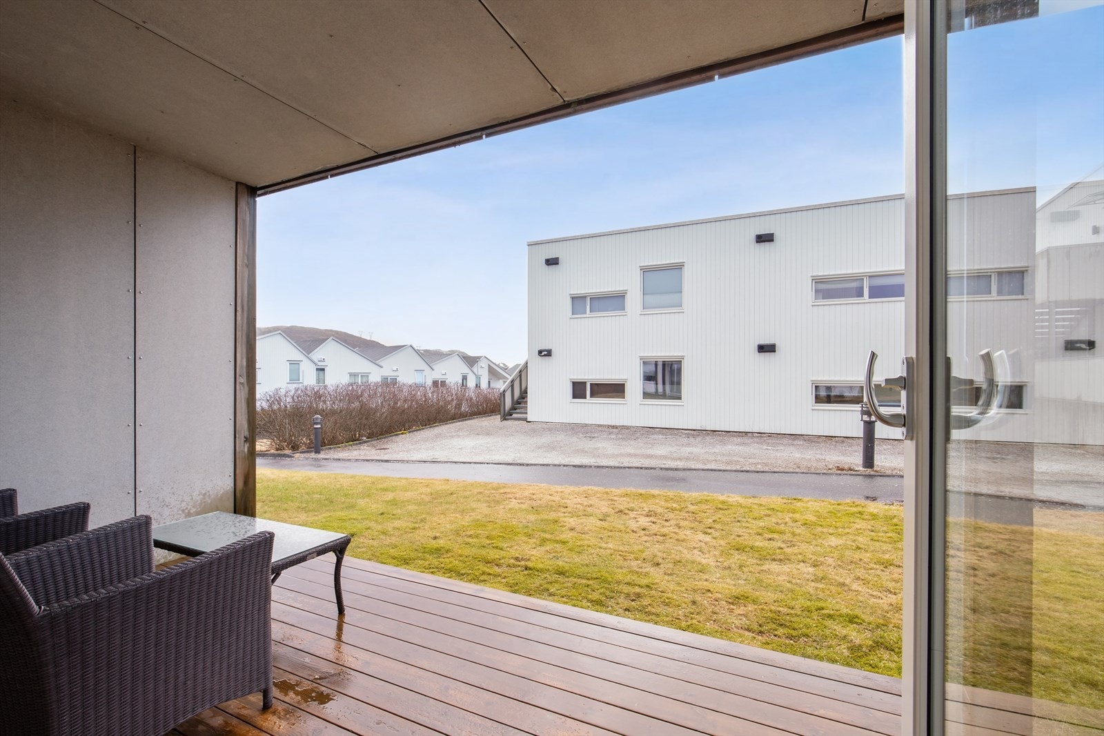 Leiligheten ligger på bakkeplan i et sameie med 16 seksjoner. Fra stuen er det direkte utgang til en overbygd markterrasse på 8 kvm og videre tilkomst til fellesareal. Galleribilde