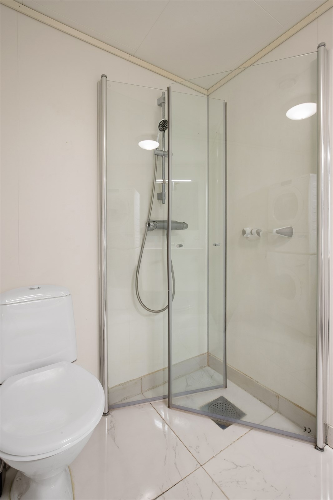 Rommet er utstyrt med innredning med nedfelt servant, dusjhjørne med glassvegger, toalett og plass til vaskemaskin. Ventilasjonen ivaretas av balansert ventilasjonsanlegg med avtrekk og tilluft via luftespalte i døren. Galleribilde