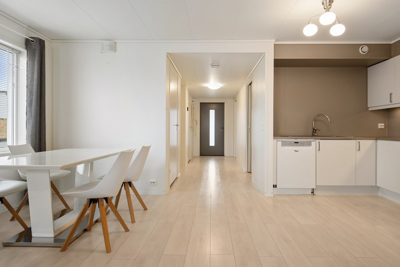 Kjøkkenet er utstyrt med frittstående hvitevarer som stekeovn, oppvaskmaskin og kjøl/fryseskap. Her er også Waterguard lekkasjedeteksjon ved vaskeskap og oppvaskmaskin, samt komfyrvakt ved ventilator. Galleribilde