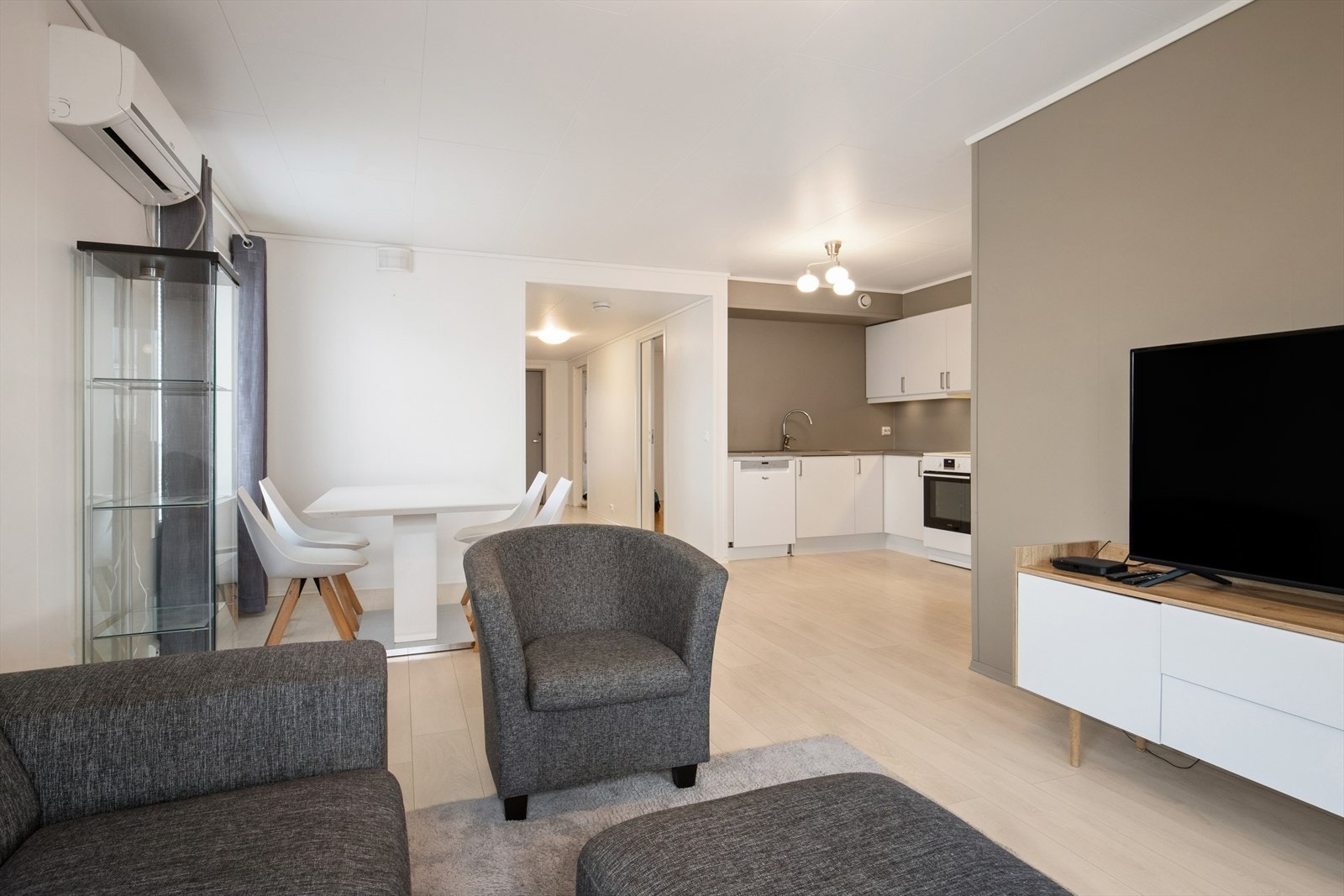 En veggmontert varmepumpe sørger for effektiv oppvarming og et godt inneklima gjennom hele året. Galleribilde