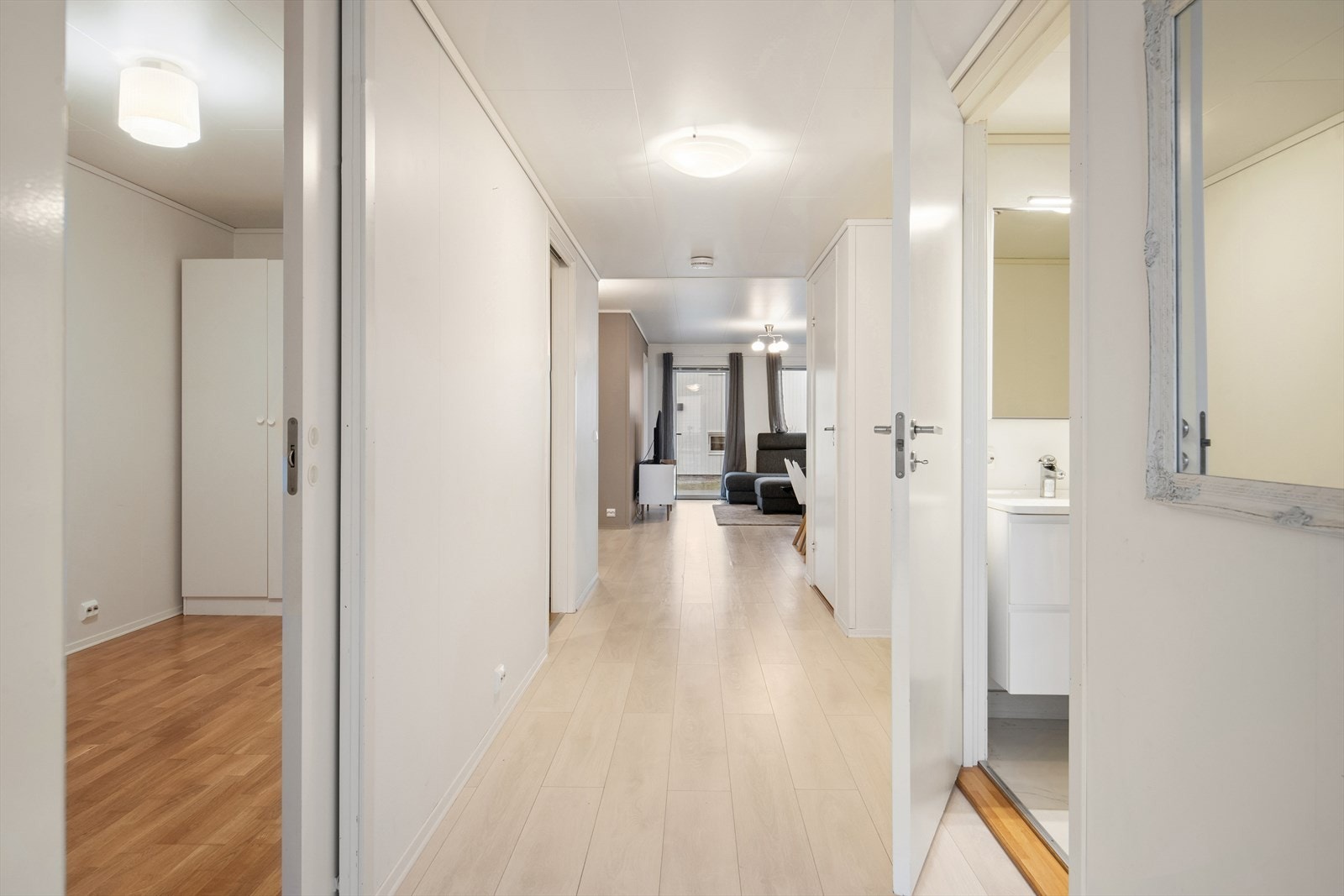 Fra gangen åpner det seg en behagelig siktlinje som leder deg naturlig videre inn i leilighetens sosiale sone. Dette gir boligen en fin flyt og en umiddelbar følelse av romslighet idet du trår innenfor. Galleribilde