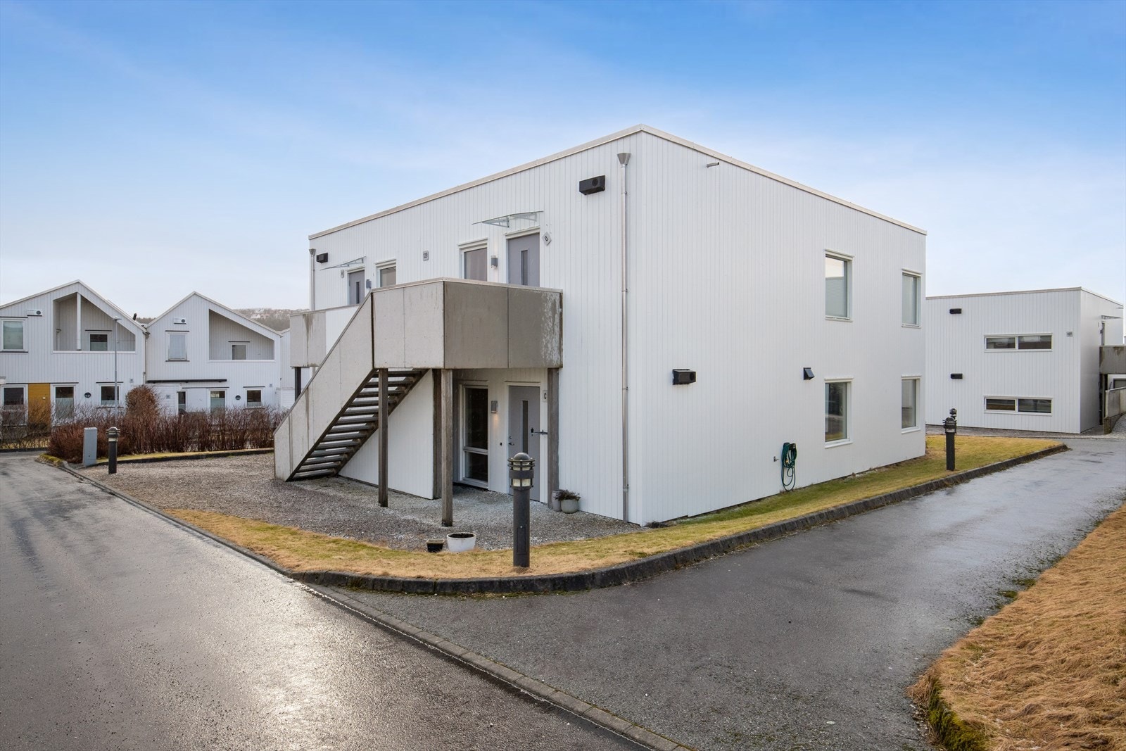 Leiligheten ligger i et veletablert og barnevennlig boligområde på Sørbø i Sandnes, et nabolag som er skreddersydd for en aktiv og ukomplisert hverdag. Galleribilde