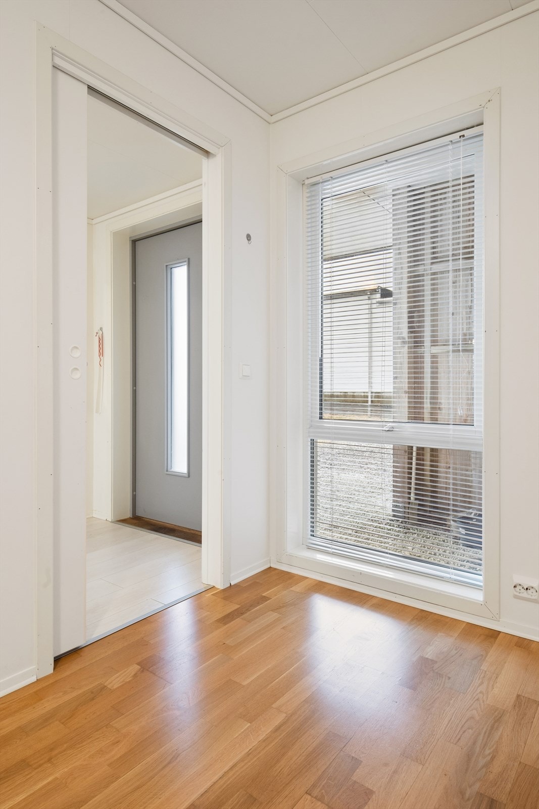 Det første av leilighetens to soverom ligger praktisk plassert ved entréen. Galleribilde