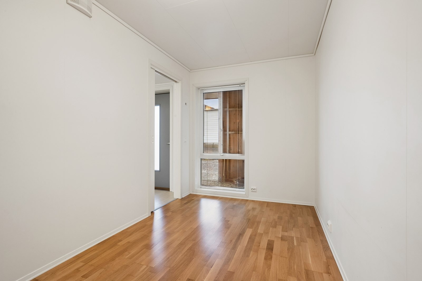 Et stort vindu slipper inn rikelig naturlig lys, og det er god plass til dobbeltseng med tilbehør. Galleribilde