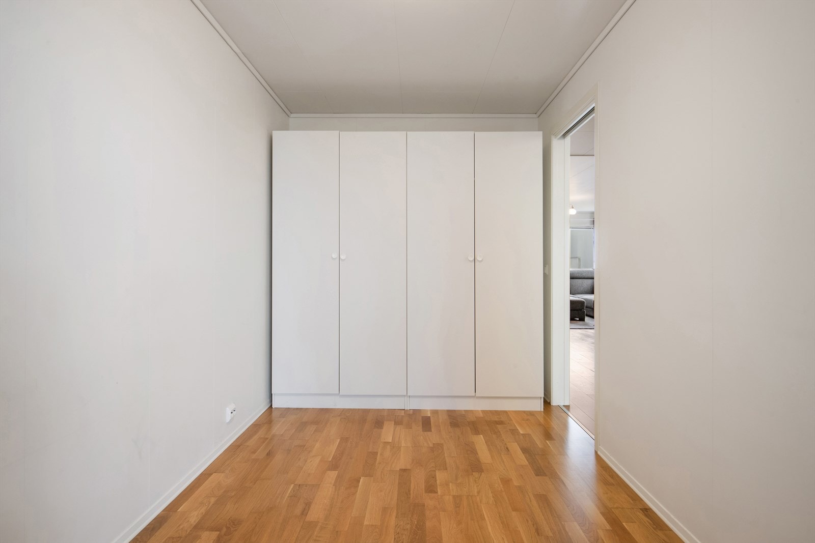 Rommet er lyst og romslig, med parkett på gulvet og malte plater på vegger og tak. Galleribilde