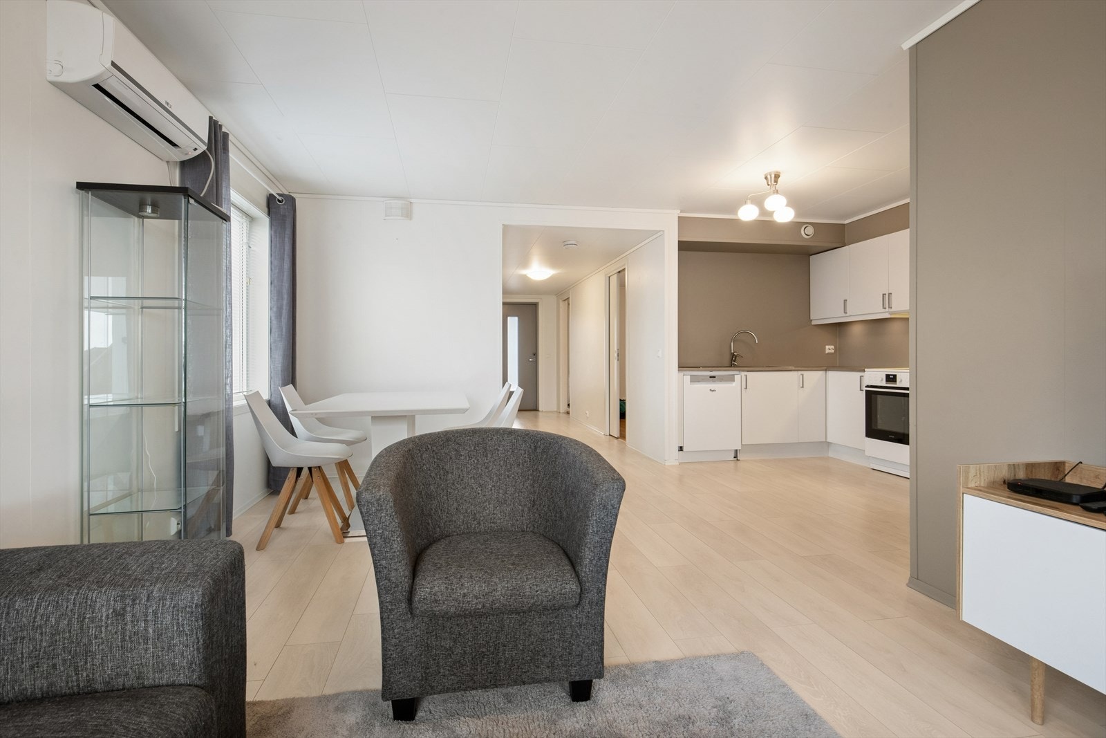 Stuen og kjøkkenet fungerer som et naturlig samlingspunkt i hverdagen. Galleribilde