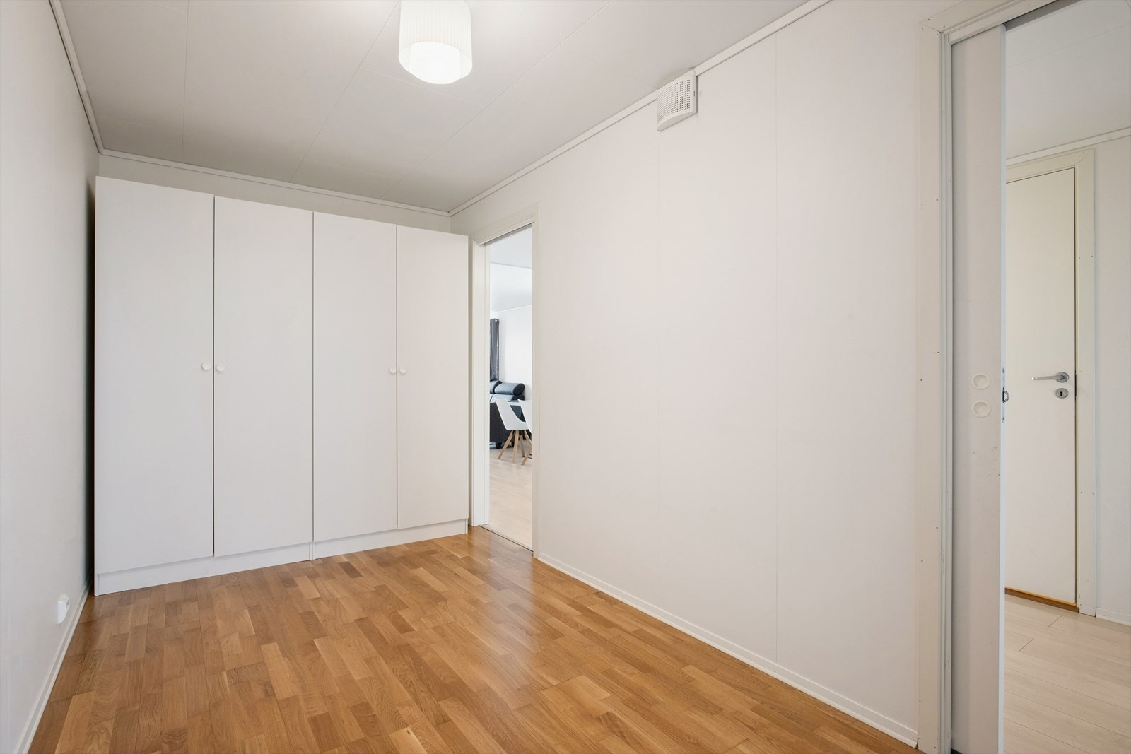 Her finnes to doble garderobeskap, samt praktiske skyvedører på hver side av rommet som gir fleksibel møblering. Galleribilde