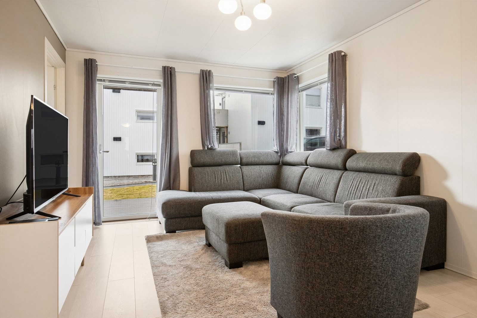 Fra stuen har du også direkte utgang til en markterrasse, som på varme dager fungerer som en naturlig forlengelse av oppholdsrommet og gir ekstra plass til både avslapning og sosiale sammenkomster. Galleribilde