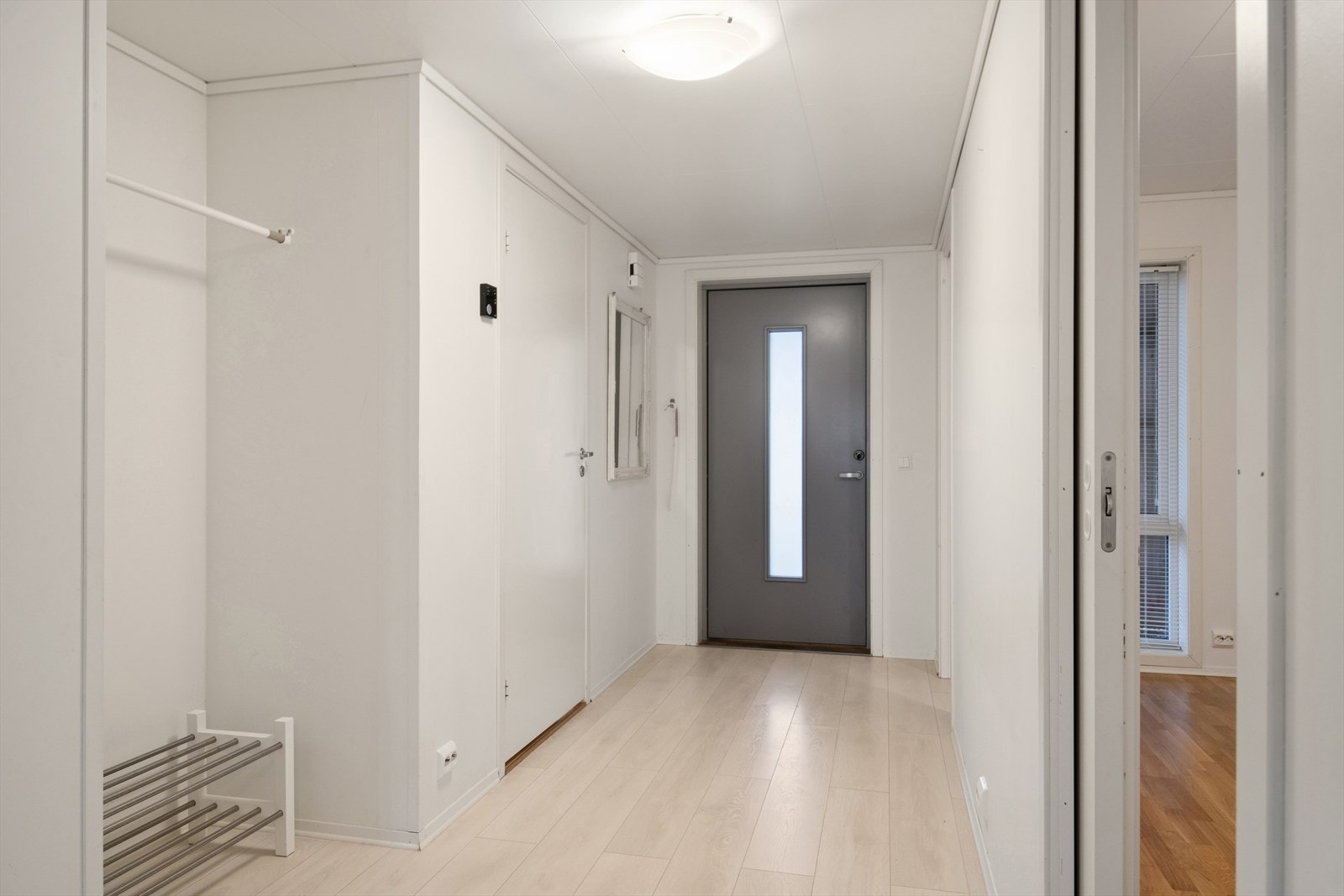 Her finner du en praktisk og oversiktlig åpen garderobeløsning, med god plass til både yttertøy og sko. Løsningen gjør det enkelt å holde entréen ryddig i hverdagen, samtidig som alt du trenger er lett tilgjengelig når du skal ut av døren. Galleribilde