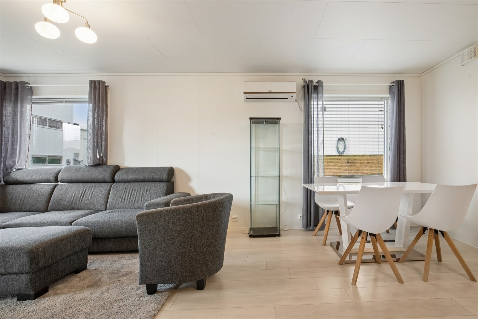 De store vindusflatene slipper inn rikelig med naturlig lys og skaper en harmonisk overgang mellom ute og inne - fargene fra naturen utenfor bidrar til en varm og behagelig atmosfære i rommet. Galleribilde