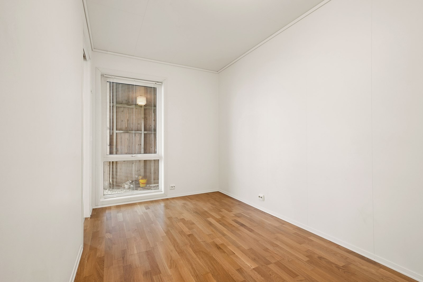 Rommet har plass til seng og skrivepult eller annen oppbevaring etter behov. Galleribilde