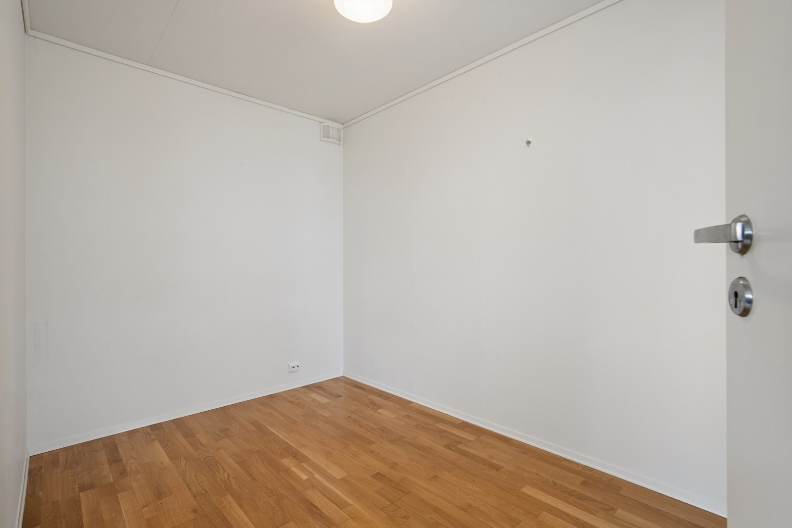 Rommet er lyst og behagelig med parkett på gulv og malte plater på vegger og tak. Leilighetens andre soverom egner seg godt som barnerom, gjesterom eller kontor. Galleribilde