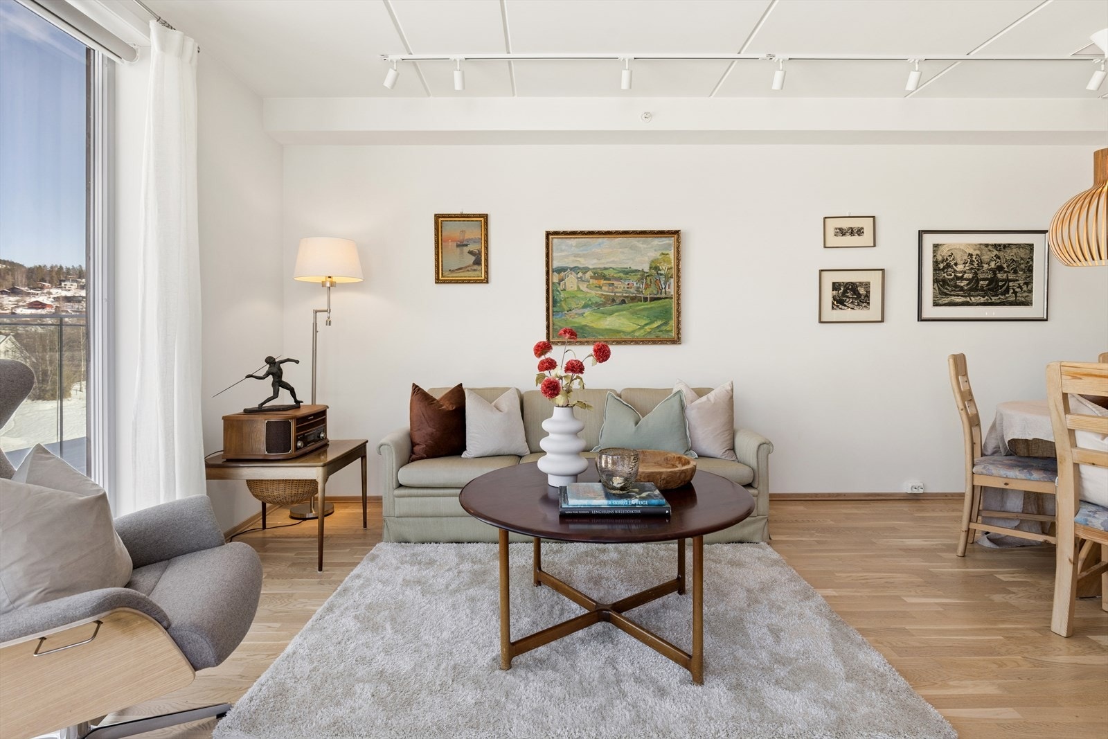 Her bor du i fredelige, trygge og naturskjønne omgivelser med flotte turmuligheter rett utenfor døren. Galleribilde