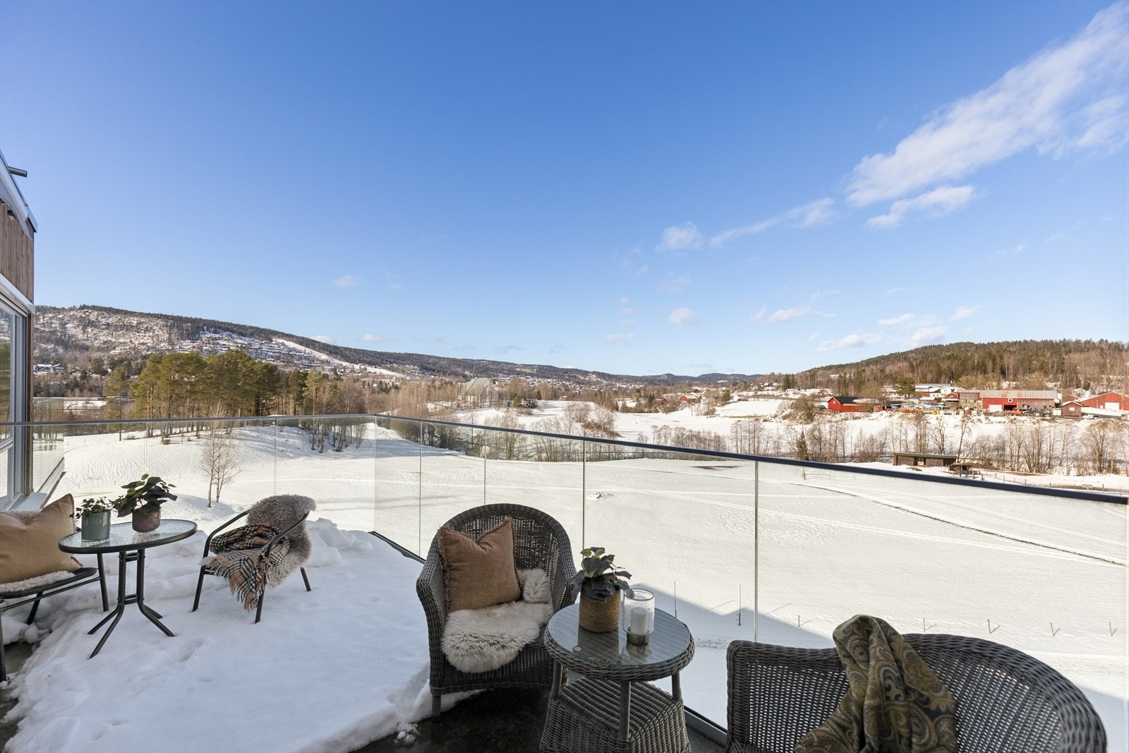 Fra stuen har du direkte utgang til balkong, som forlenger rommet og gir en sømløs overgang mellom inne- og uterom. Galleribilde