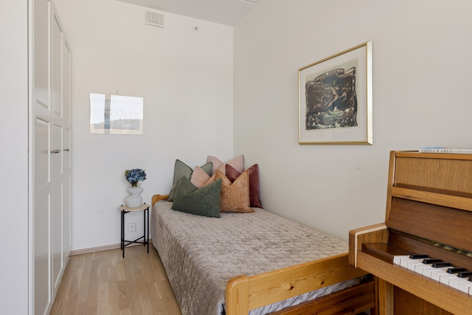 Soverom 2 passer perfekt som barnerom, gjesterom eller hjemmekontor. Galleribilde