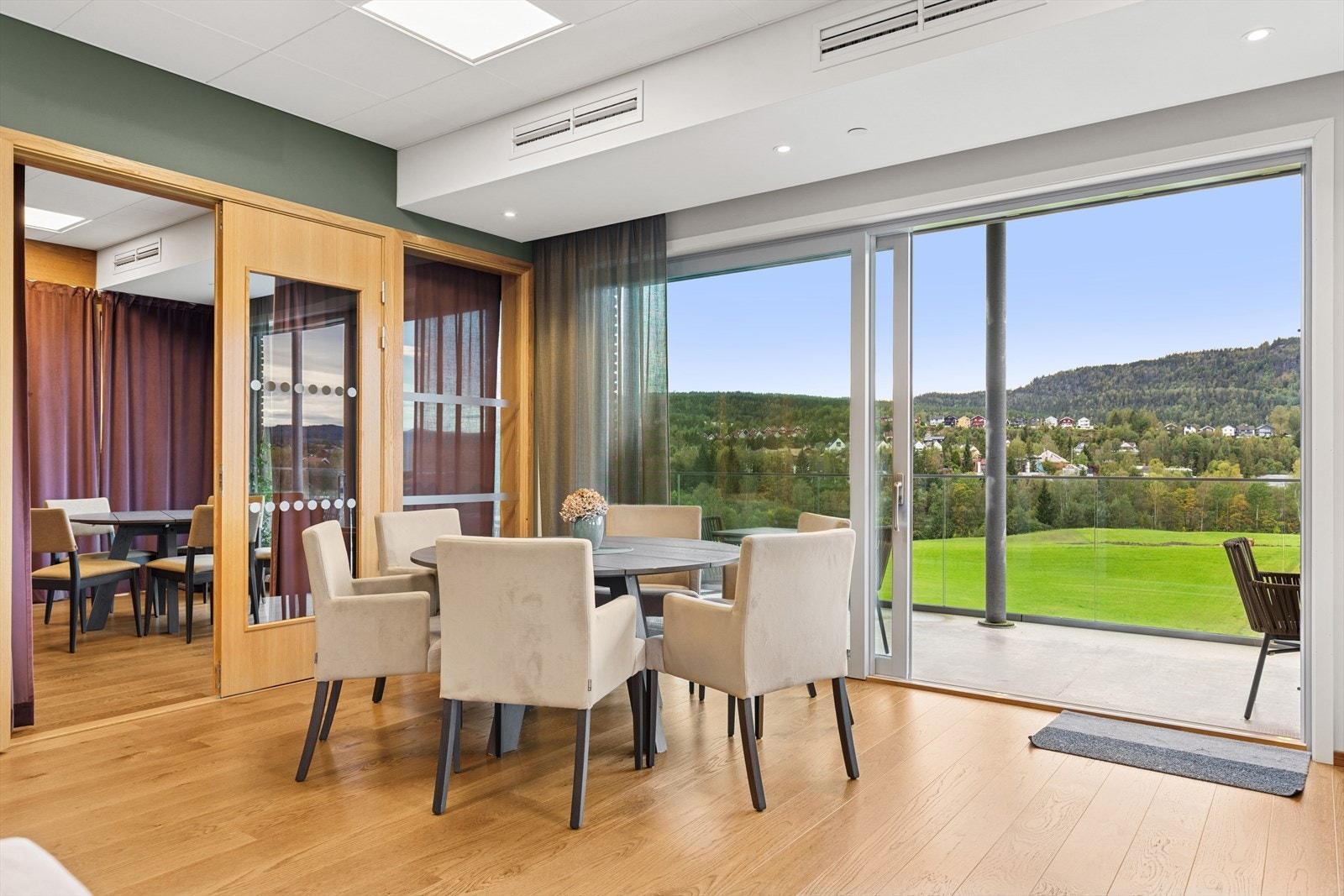 Fantastiske fellesfasiliteter med bl.a. 2 gjesterom som kan leies ved behov, trimrom, smørebod/verksted, fellesstue med nydelig terrasse, spisestue, kjøkken og garderobe. Galleribilde