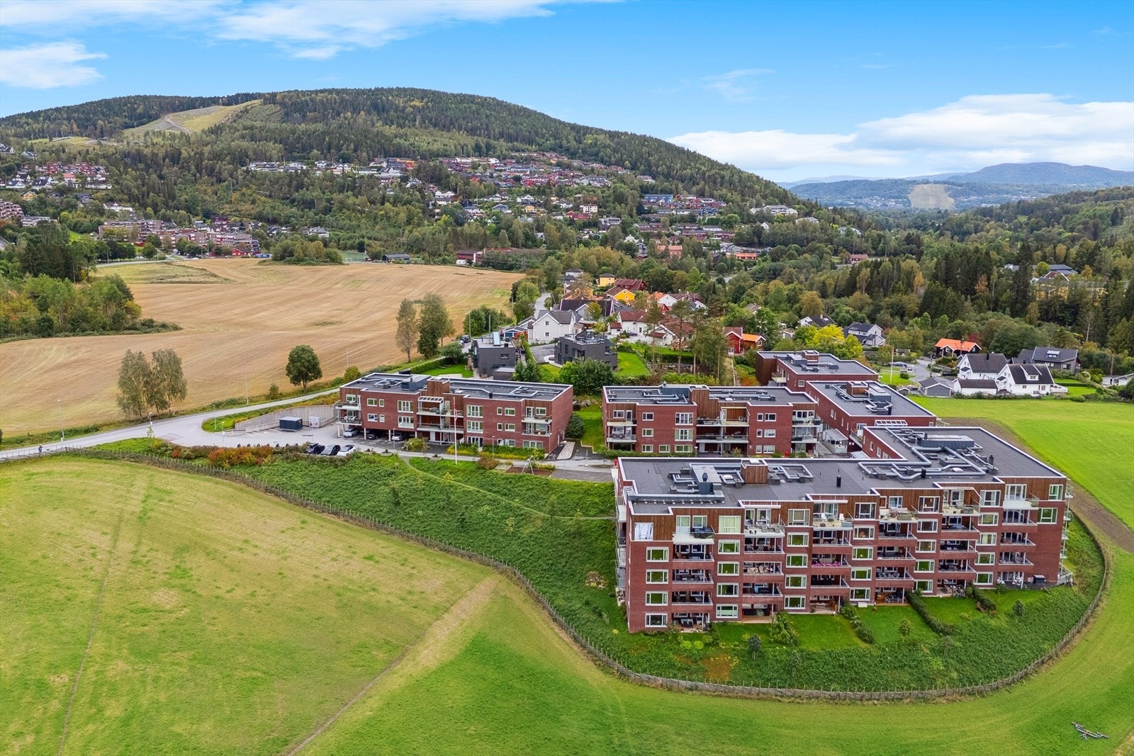 Et område med rik vegetasjon og mange dyre- og fuglearter, samt turstier og skiløyper til bl.a. Burudvann, Vennsåsseter og Brunkollen. Galleribilde