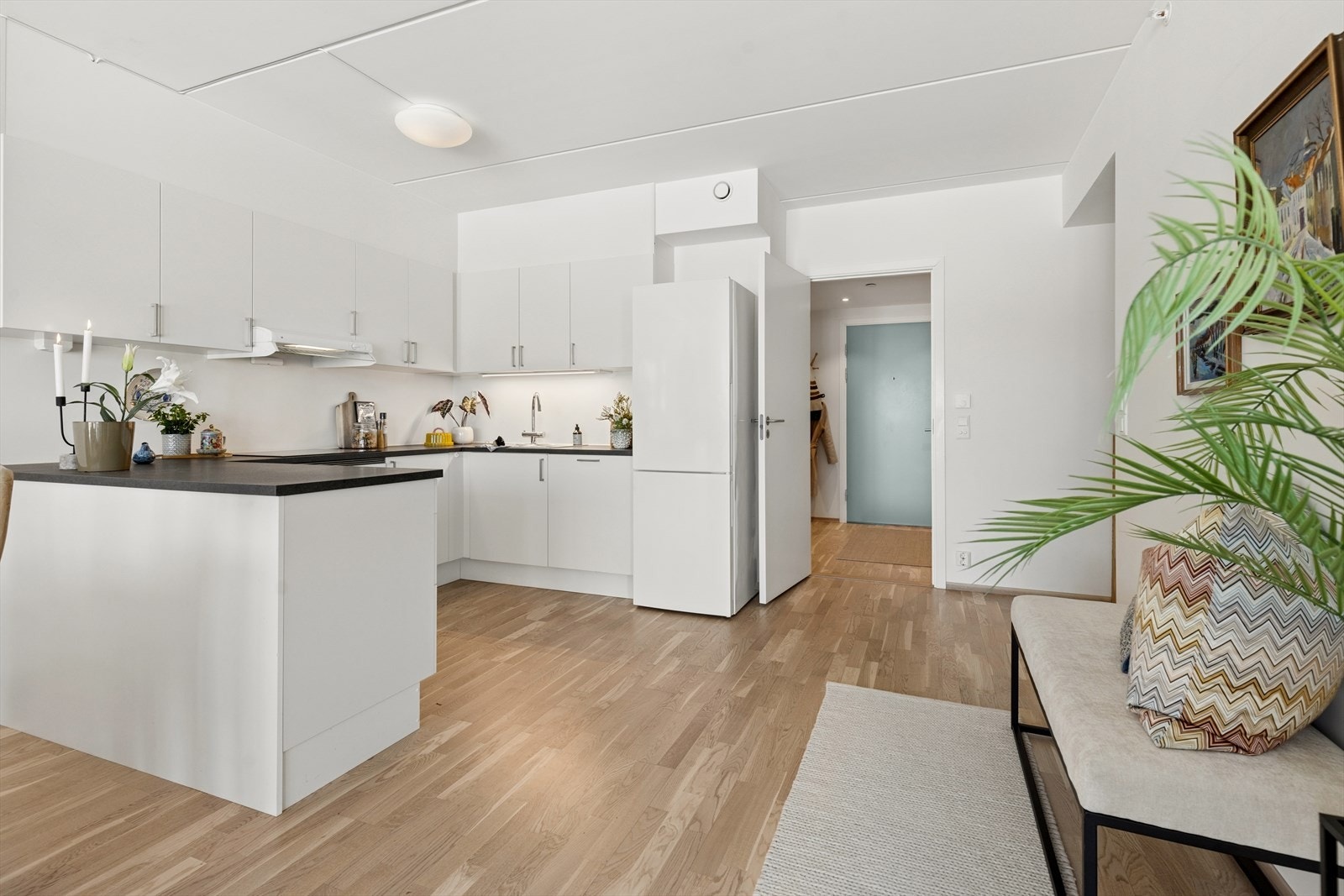 Moderne kjøkken med glatte fronter og laminat benkeplate - både praktisk og stilrent. Trygg og smart løsning med komfyrvakt, vannstoppsystem og avtrekk via sentralt ventilasjonsanlegg. Galleribilde