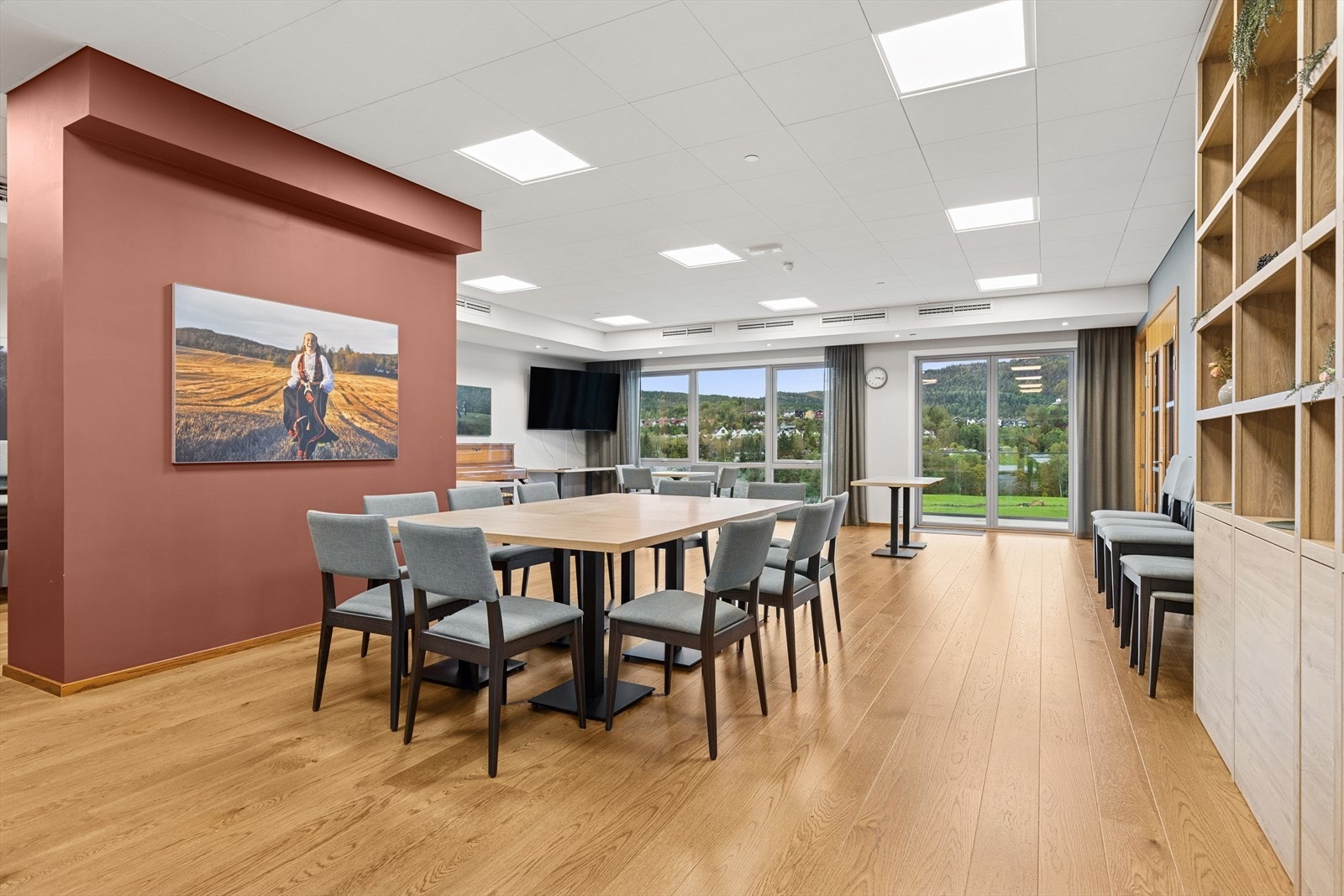 Fellesstuen for sameiet og beboerne. Et fantastisk flott samligsted med nydelige vinduer og terrasser ut mot grønne omgivelser. Topp standard! Galleribilde