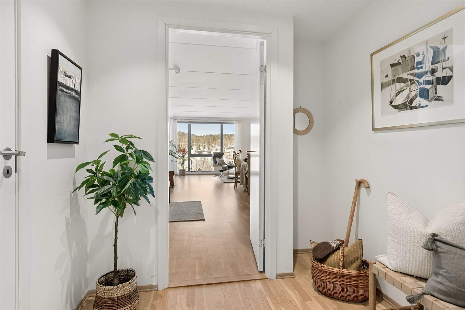 Romslig entré med praktiske oppbevaringsmuligheter for yttertøy og sko. Galleribilde