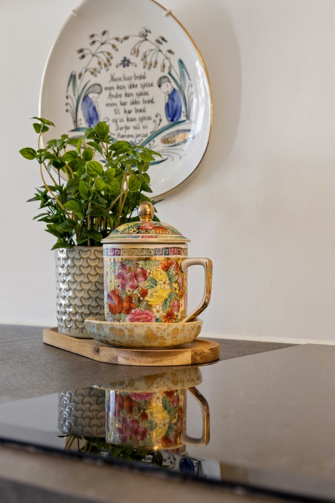 Funksjonelt arbeidskjøkken med oppvaskmaskin, platetopp og stekeovn. Galleribilde