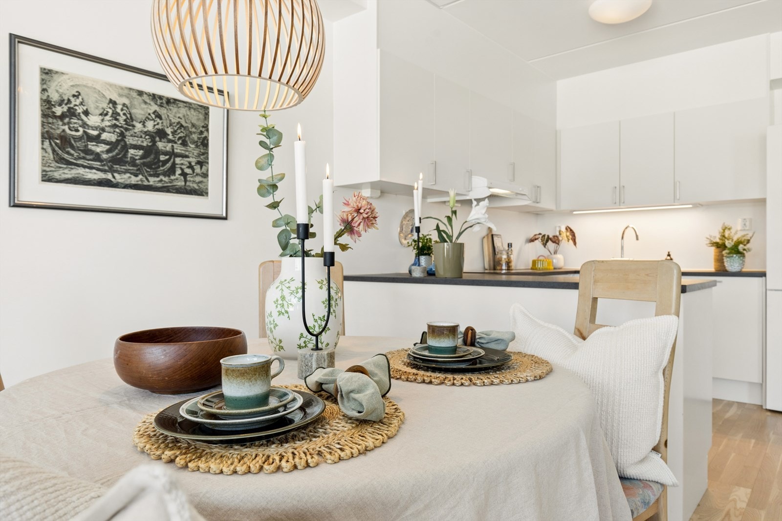 Sone for spisestue i praktisk tilknytning til kjøkkenet. Galleribilde