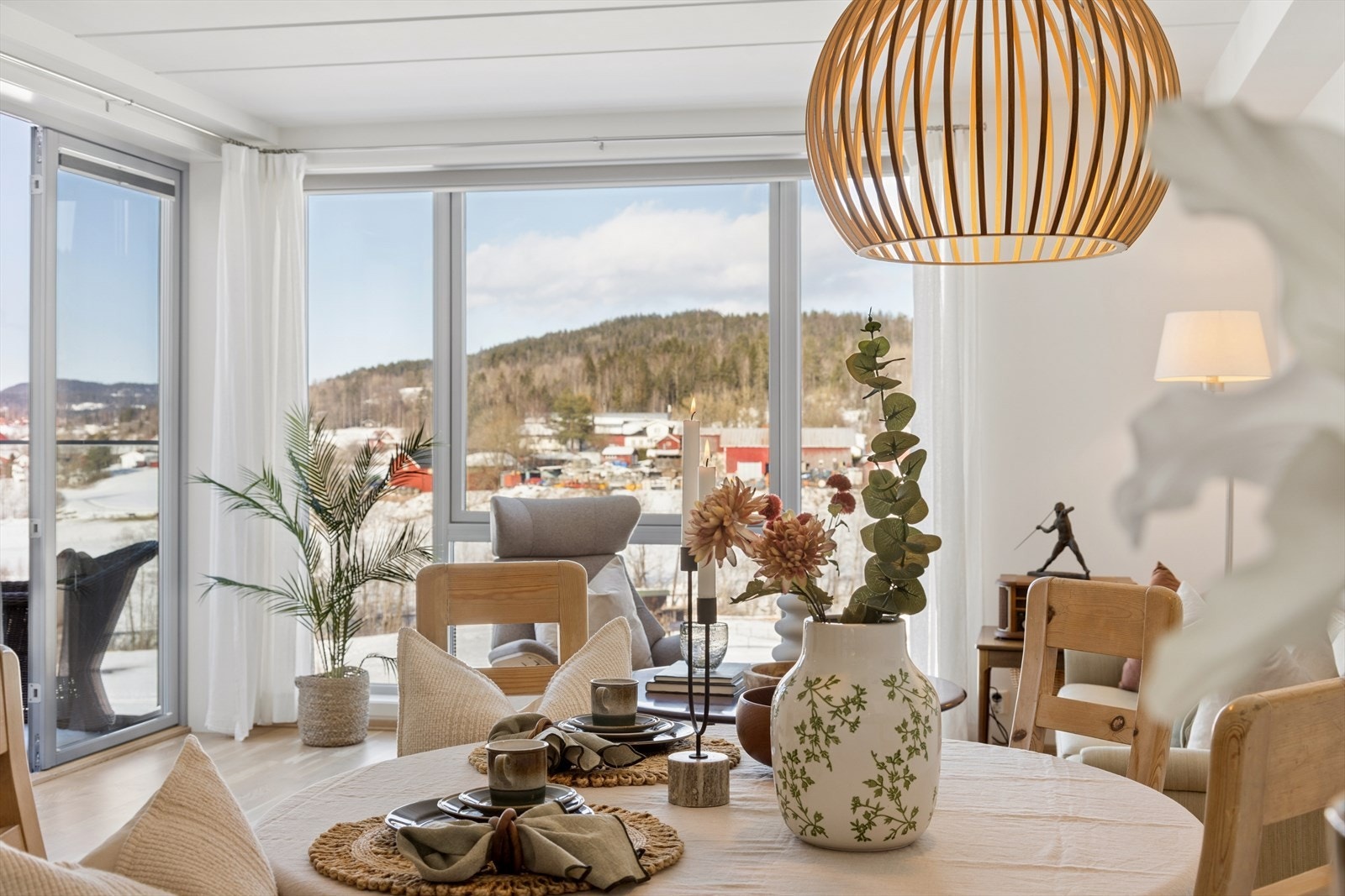 Lys og åpen spisestuesone - ideell for langbord og hyggelige måltider. Galleribilde