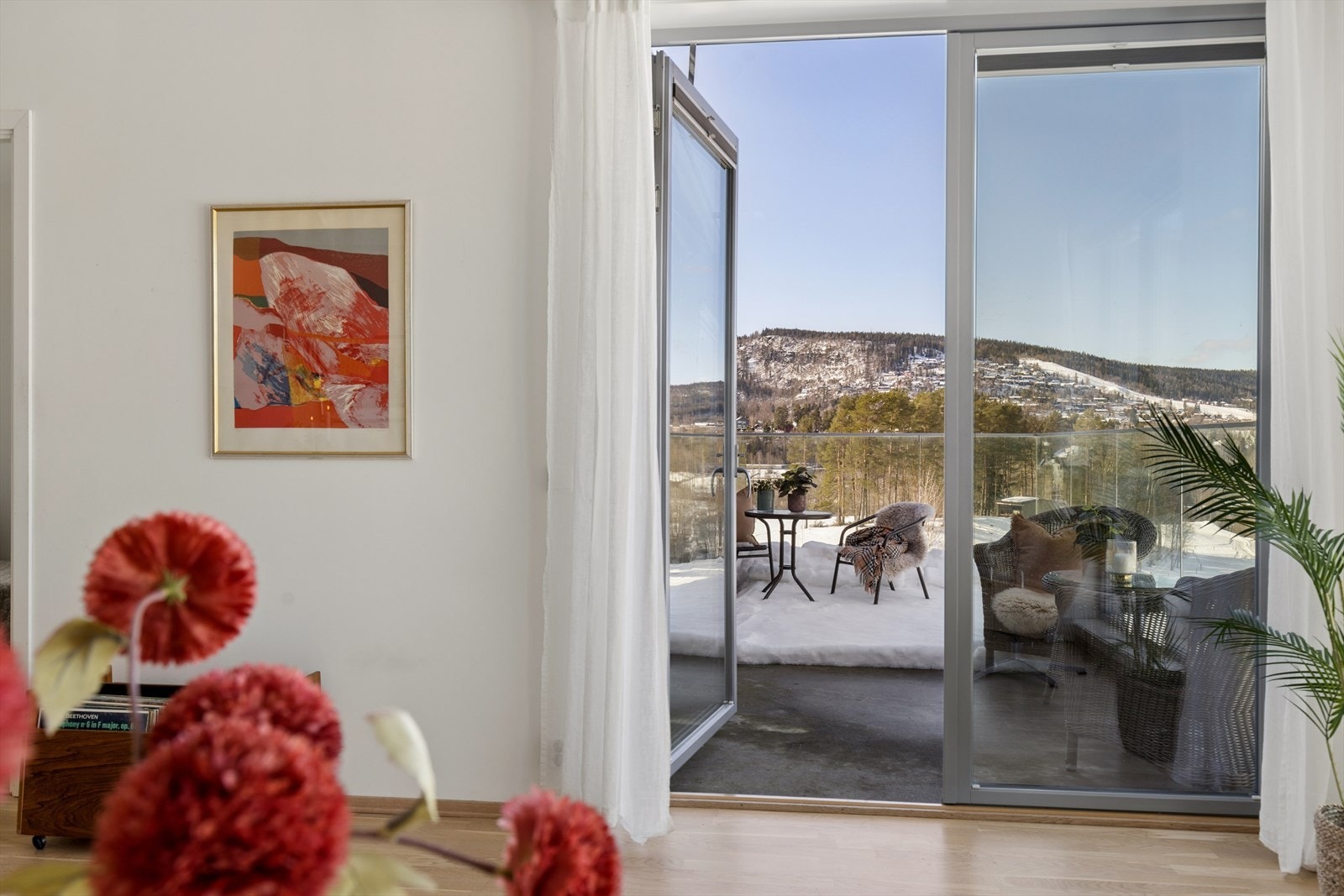 Leiligheten har god intern plassering på feltet og egen solrik balkong vendt ut mot idylliske, grønne jordbruksarealer. Galleribilde