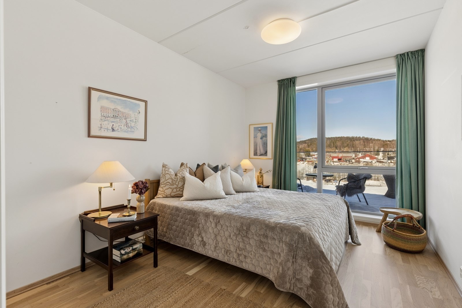 Soverom 1 er av god størrelse med plass til stor seng med tilhørende nattbord på hver side. Galleribilde